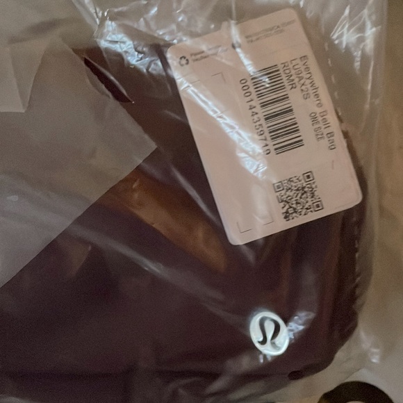 NWT Lululemon Everywhere Belt Bag Wine - Picture 5 of 9